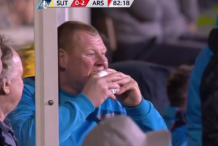 Un gardien mange en plein match contre Arsenal !